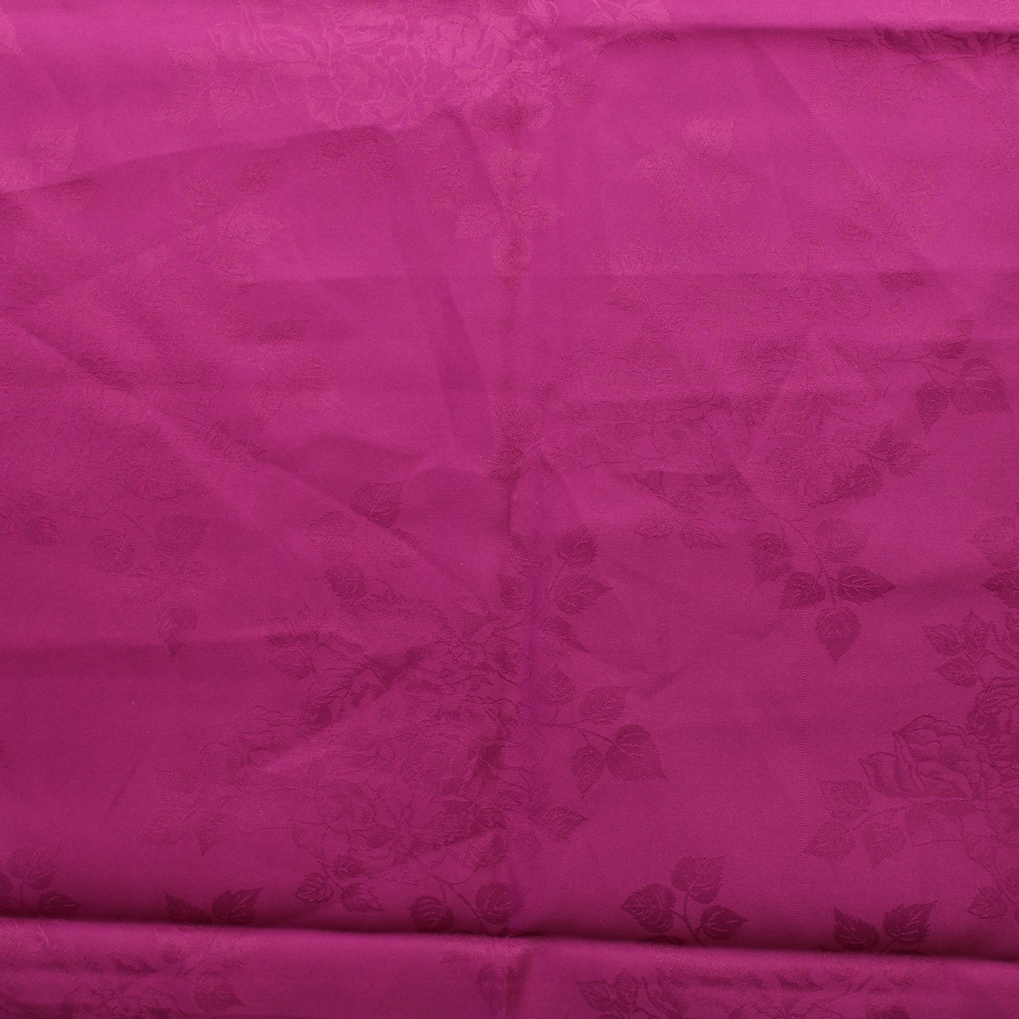 Magenta ruusukuvioinen satiinimainen Vaatetuskangas - Pala