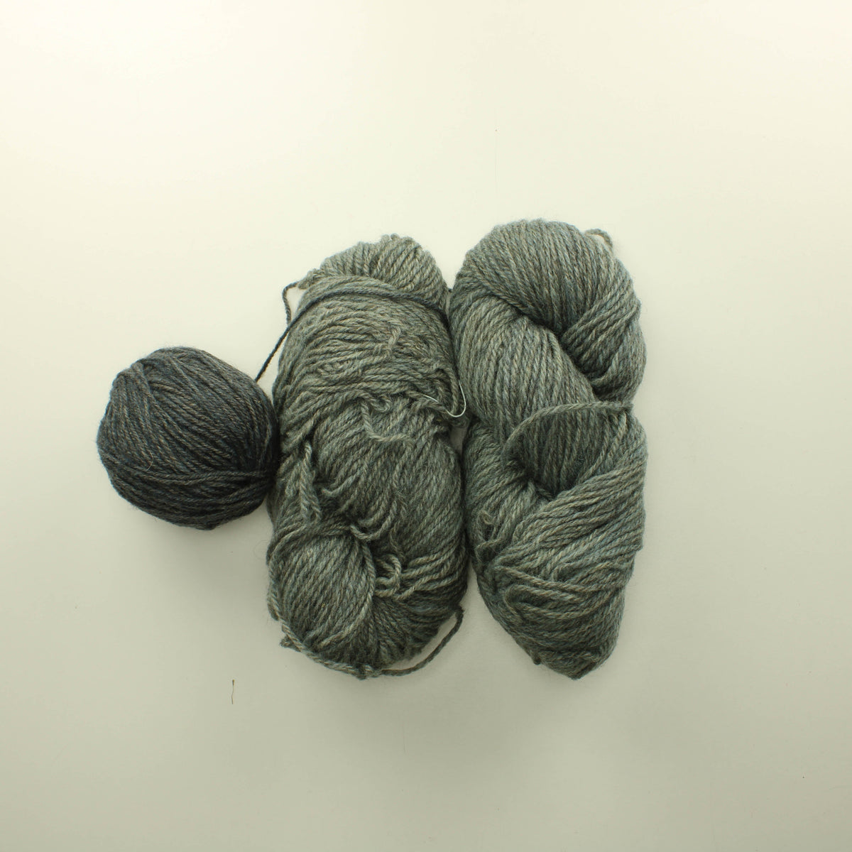 Harmaita villalankoja - Lankapussi 116 (230g)