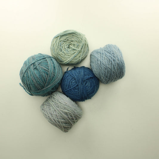 Sinisiä villalankoja - Lankapussi 112 (300g)