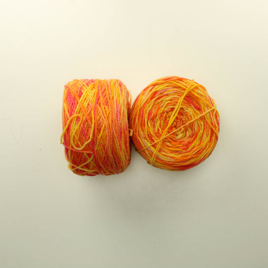 Keltaista, oranssia ja vaaleanpunaista villalankaa - Lankapussi 526 (200g)