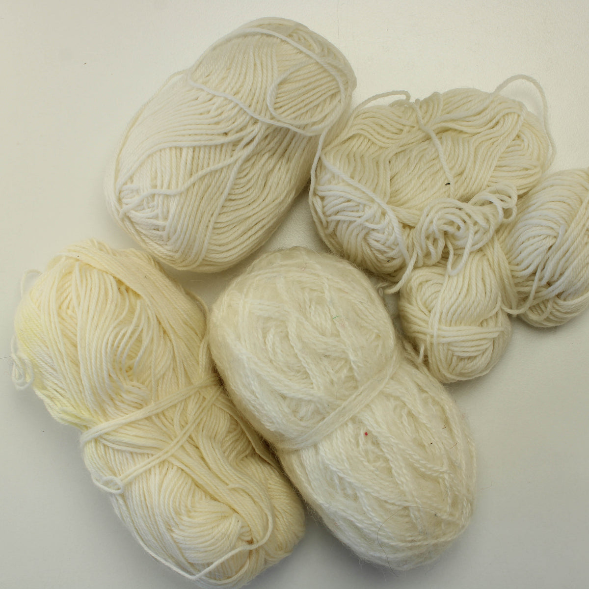 Valkoiset - Lankapussi 84 (165g)