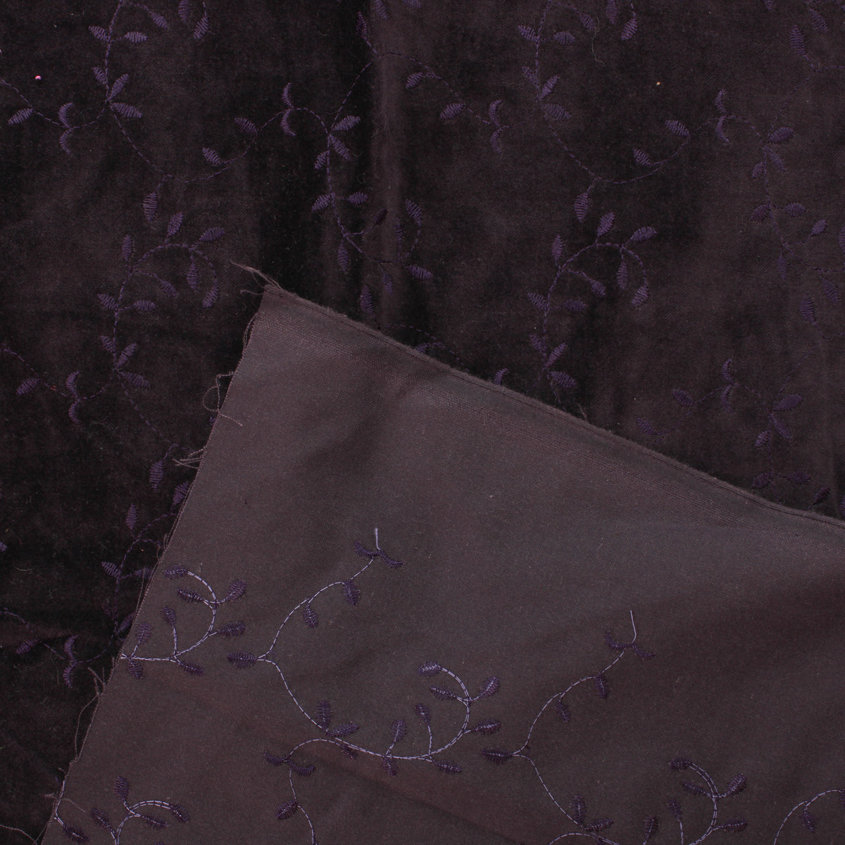 Kirjailtu Tummanvioletti Sametti - Pala