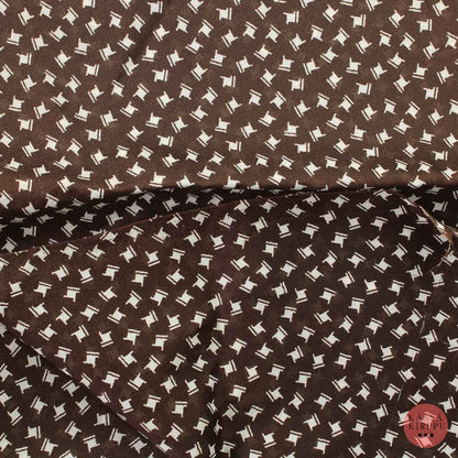 Ruskeavalkoinen Kuviollinen tekokuitu - Pala