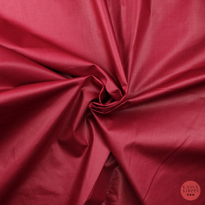 Punainen kiiltäväpintainen kangas - Pala